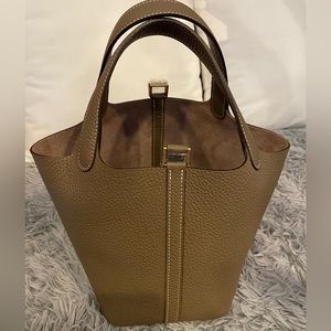 Fashion H real leather tote in a relaxed bucket style